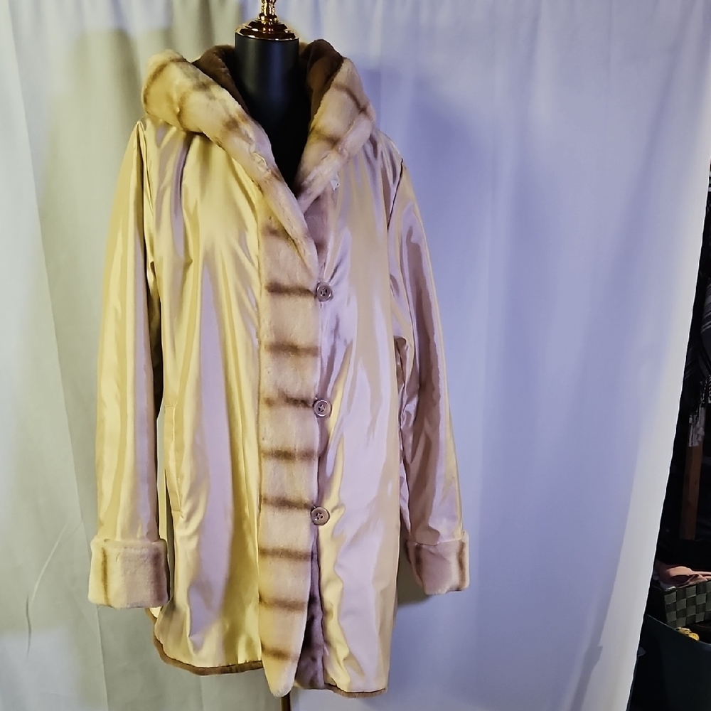 👚Dennis Basso Cream Faux Fur-Trimmed Coat